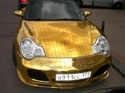 Porsche placat cu aur